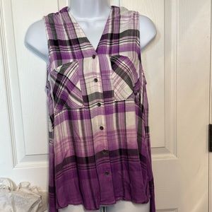 Rock and republic sleeveless button down with slit in back